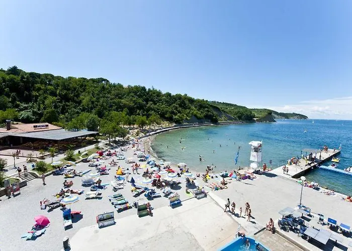 アパート Artemus Karliva