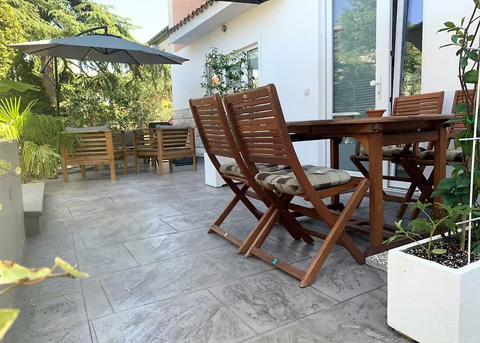 アパート Artemus Karliva